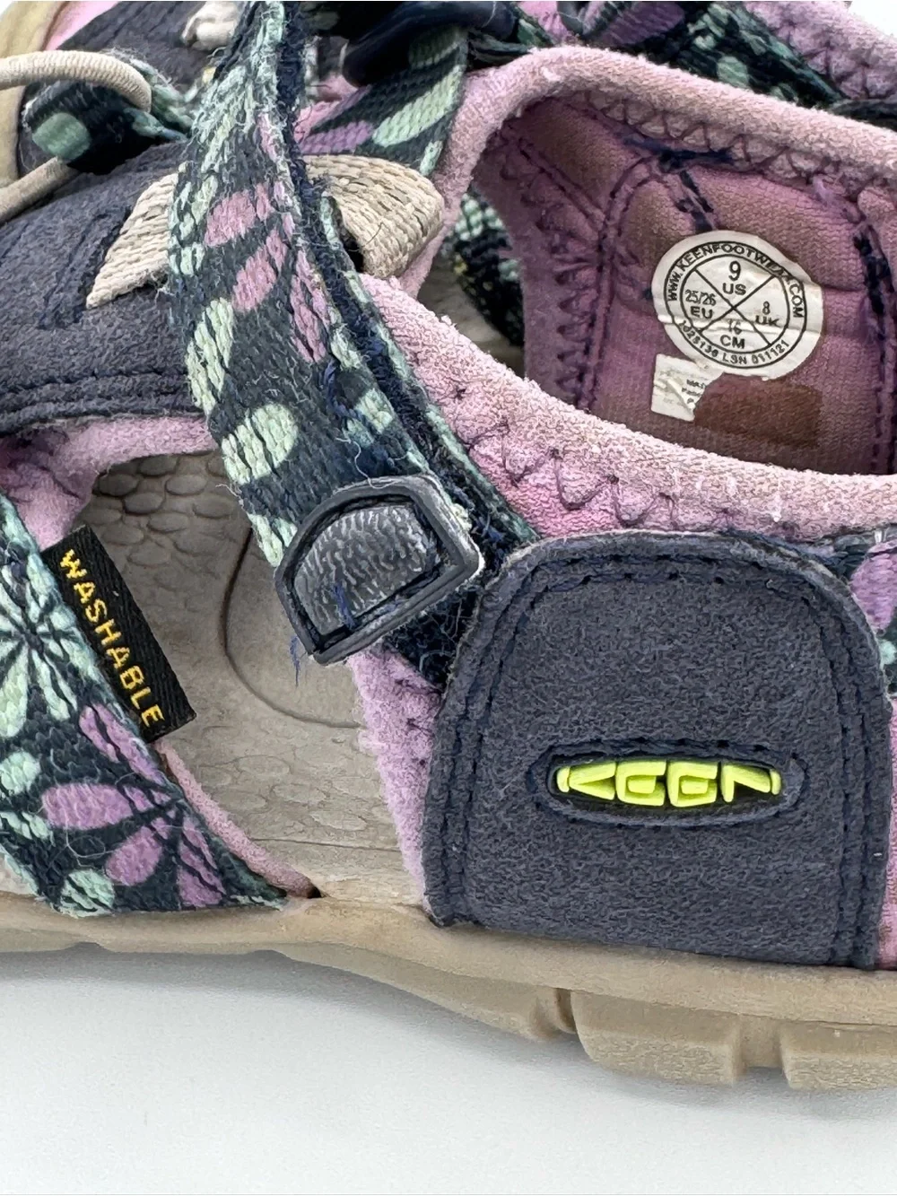 Keen violet pattern
